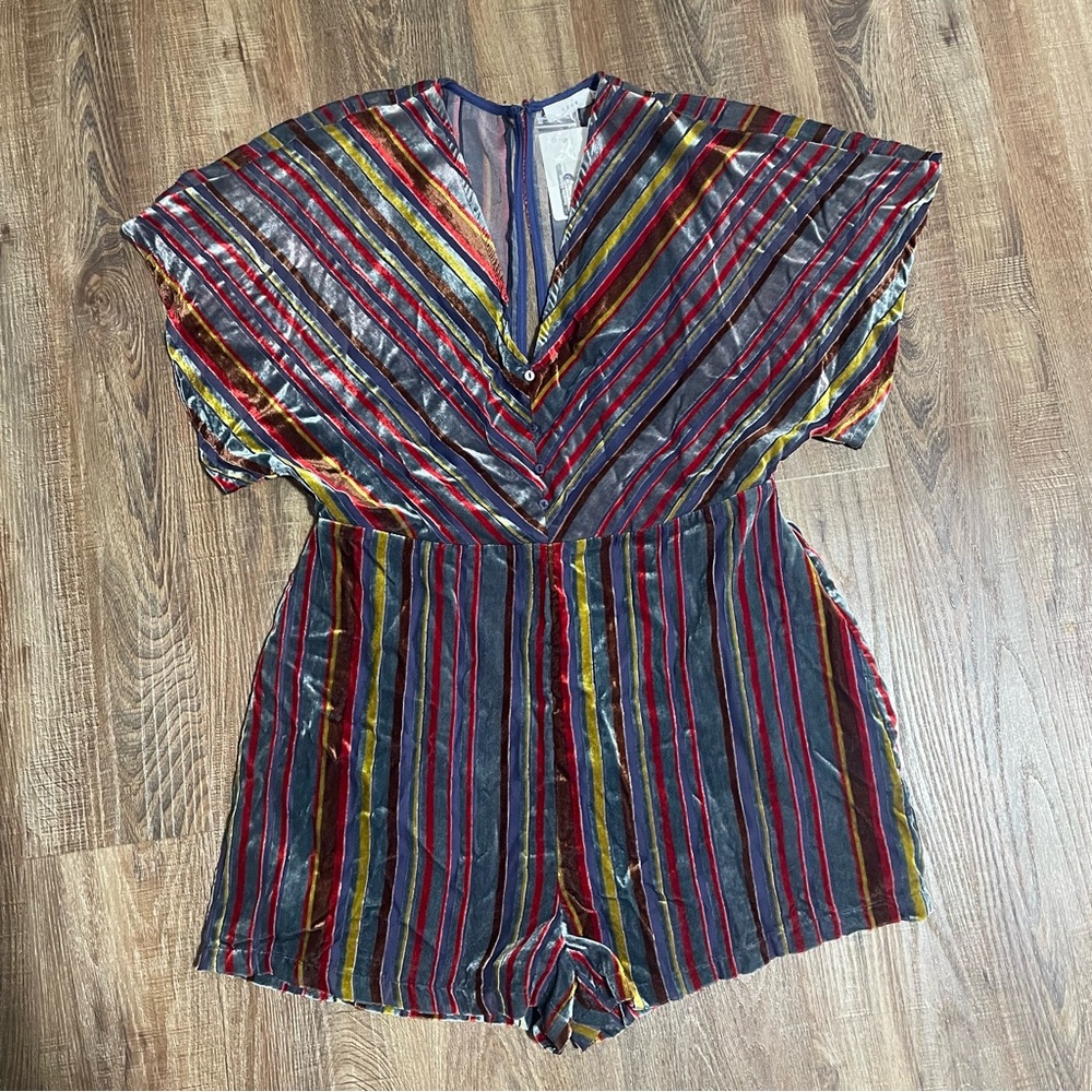 NEW Lush Velvet Striped Short Sleeve Romper‎ Size Large Multi Colored
NWT
